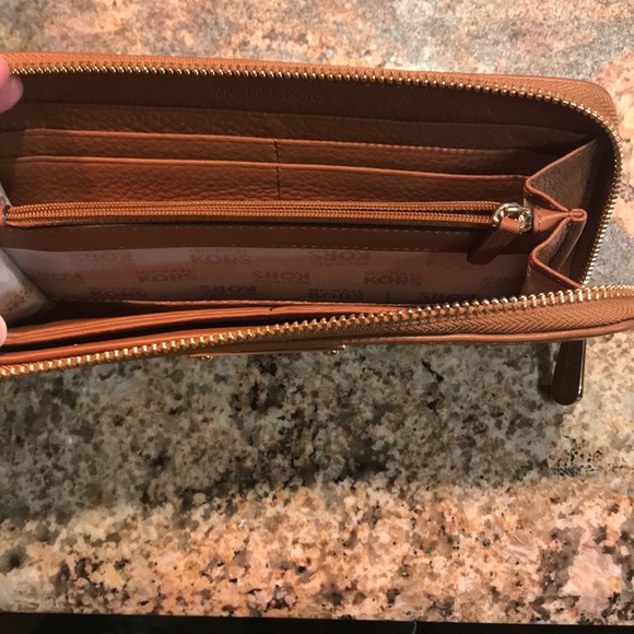 NWOT Michael KORS Clutch - Picture 2 of 6
